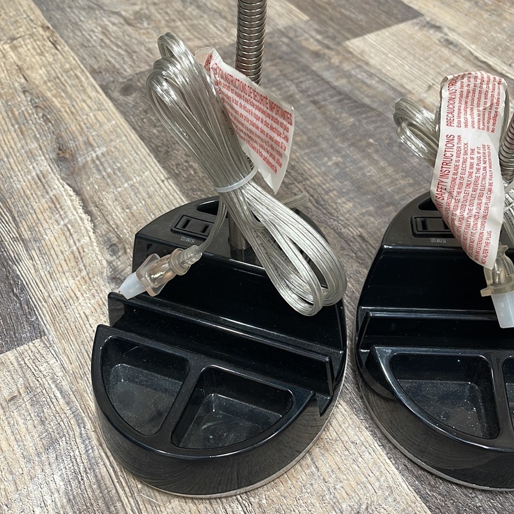 2 Lamps - Picture 2 of 7